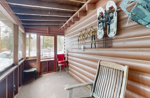 Grand Lake Cabin | Updated cabin with a screened patio, washer/dryer, & fireplace