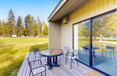 Black Butte Ranch Condo | Updated Central Oregon condo with pools, athletic courts, full kitchen, & W/D