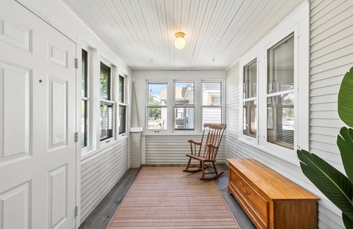 Milwaukee House | Updated Clean 2 BDRM Lower Apartment