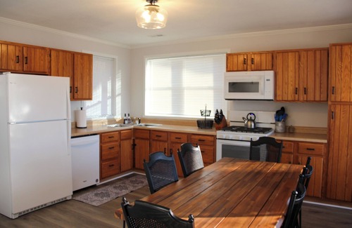Three Rivers Cottage | Updated cottage with 100' lakefront