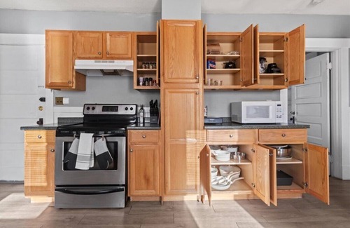 West Hartford Apartment | Updated & Cozy 2bd Near Blueback w. Off street Parking, Utilities + Wifi