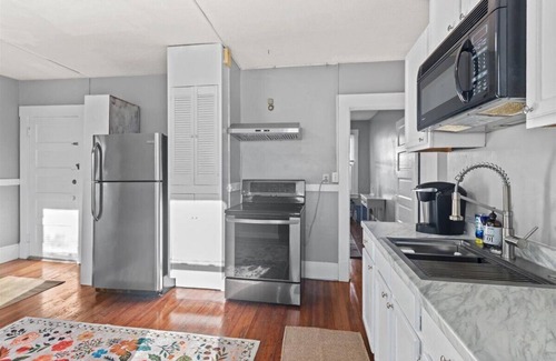 West Hartford Apartment | Updated & Cozy 2bd Near Blueback w. Off street Parking, Utilities + Wifi