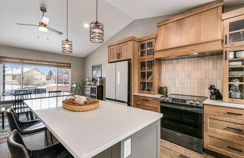 Windsor House | Updated Cozy Modern Getaway