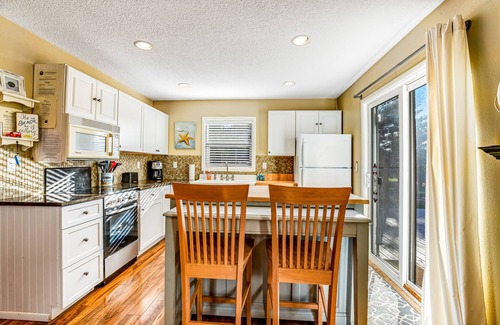 Gearhart Cottage | Updated Dog-Friendly Cottage with Outdoor Firepit, Five Blocks from the Beach