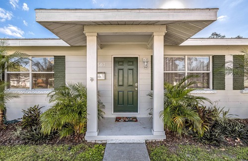 Bradenton House | Updated, dog-friendly home with fenced yard, koi pond, firepit, & W/D
