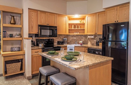 Redmond Condo | Updated Eagle Crest Resort Golf-Course Townhome has Resort Access, Views!