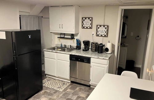Hannibal Apartment | Updated efficiency unit attached to the Parlor on Paris - Rent both and save