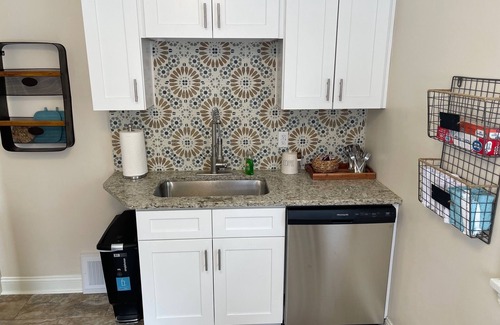 Lyndhurst House | Updated Entire Lyndhurst Home-Close to Hospitals, Universities, incl everything!