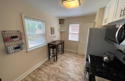 Lyndhurst House | Updated Entire Lyndhurst Home-Close to Hospitals, Universities, incl everything!