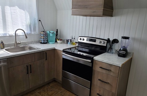 Tukwila Apartment | Updated farm style Apt. w/loft minutes from Airport and Seattle