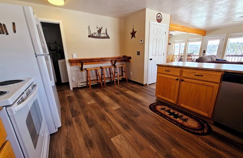 Long Valley Junction Cabin | Updated for 2025! Midway between Bryce & Zion. Hike, Bike, ATV, Stars, Wildlife.