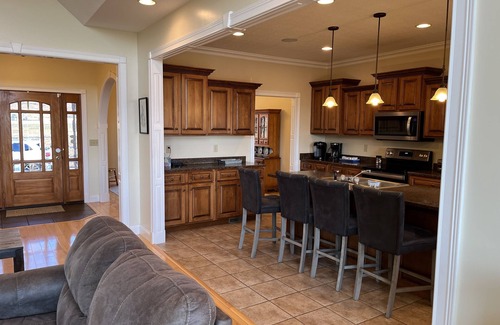 Albany House | Updated Game Room with Arcade Style Games, 7 BR, 2 Kitchens, sleeps up to 25!