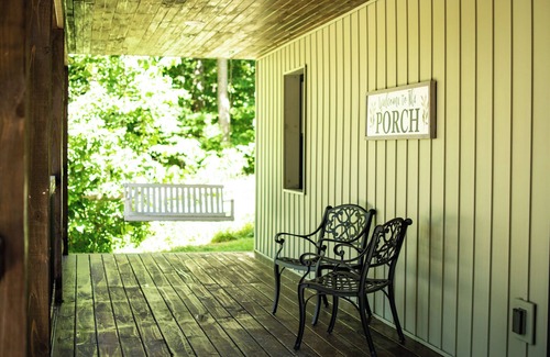 Vallonia House | Updated Getaway in the hills of southern Indiana. Minutes from Starve Hollow SRA