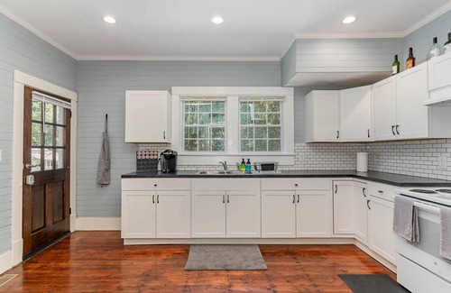 Sanford House | Updated historic 3b1.5b house minutes from old downtown w/deck & work space