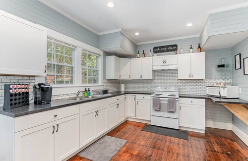Sanford House | Updated historic 3b1.5b house minutes from old downtown w/deck & work space