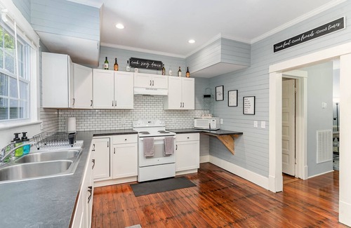 Sanford House | Updated historic 3b1.5b house minutes from old downtown w/deck & work space