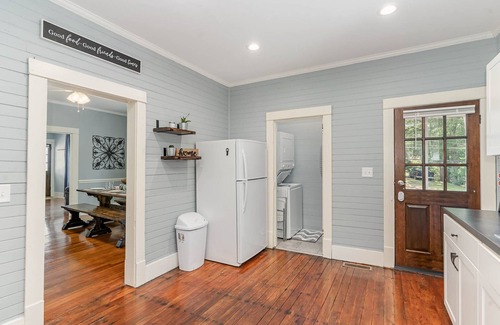 Sanford House | Updated historic 3b1.5b house minutes from old downtown w/deck & work space