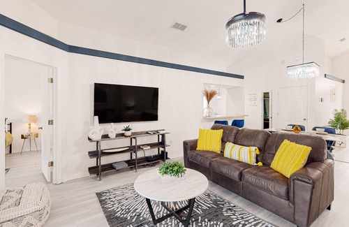 Lake Wilson Preserve House | Updated home close to Disney with private pool, game room, & washer/dryer