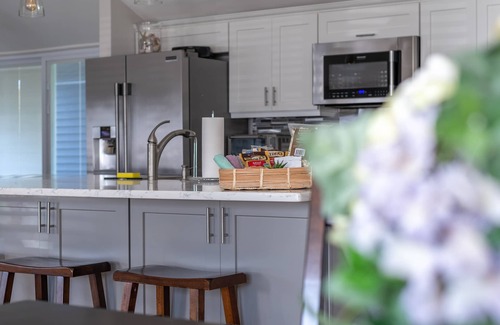 Westbrook Center House | UPDATED HOME, king+queen beds, AC, 5 min walk to beach, 1 min to Waters Edge