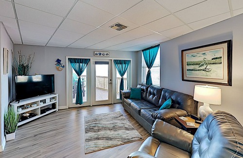South Padre Island Condo | Updated island getaway with a pool, hot tub, & fishing pier - walk to beach & dining