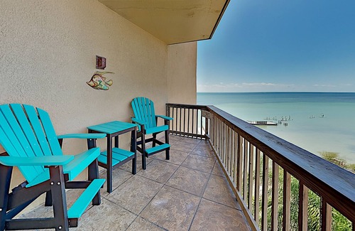 South Padre Island Condo | Updated island getaway with a pool, hot tub, & fishing pier - walk to beach & dining