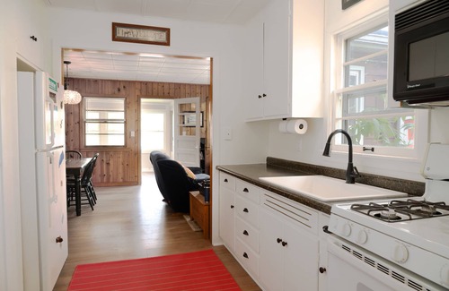 Delavan Cottage | Updated Lake Cottage with amazing sunset views & option for daily pier rental.