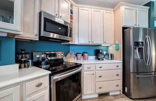 Manistee Condo | Updated Main Floor Condo at Pool and Beach