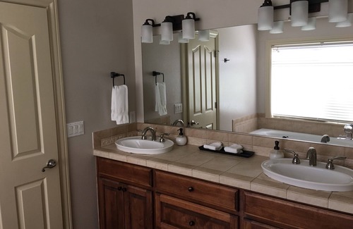 Happy Valley House | UPDATED: Mtn Top Upscale 4br with hot tub, Sauna, Jacuzzi, Mtn Views