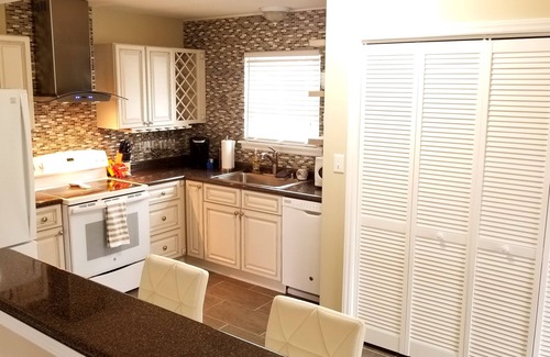 Charlotte House | Updated Ranch in S. Charlotte Close to TOP GOLF!
