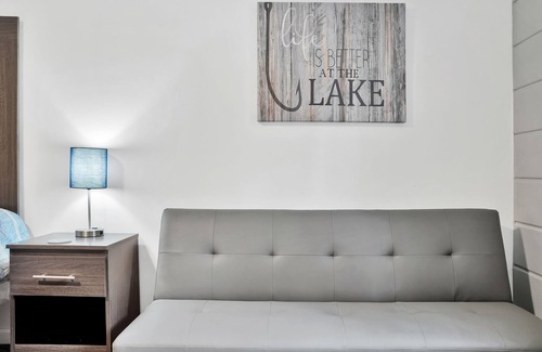 Houghton Lake House | Updated Room #8 - 1 King Bed, Couch, All New Furnishings, Fast WiFi!