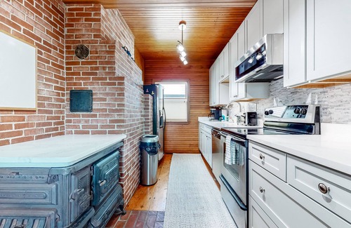 Rye House | Updated seaside home near the beach with grill, ocean & beach views, AC, porch