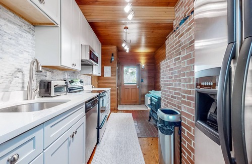 Rye House | Updated seaside home near the beach with grill, ocean & beach views, AC, porch