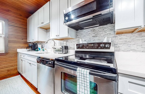 Rye House | Updated seaside home near the beach with grill, ocean & beach views, AC, porch