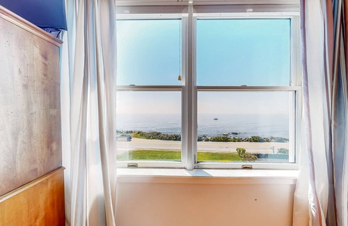 Rye House | Updated seaside home near the beach with grill, ocean & beach views, AC, porch