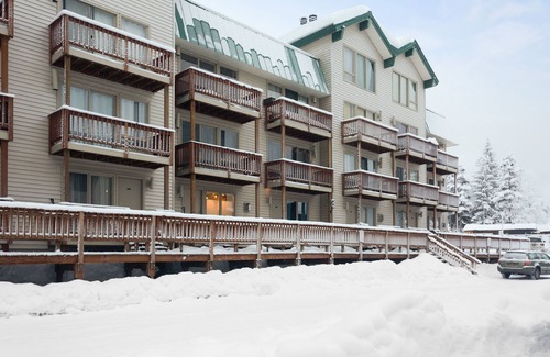Alyeska Condo | Updated ski-in/ski-out condo with game room & sauna