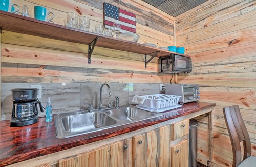 Ozark Cottage | Updated Studio Cabin in Ozark w/Yard & Mtn View