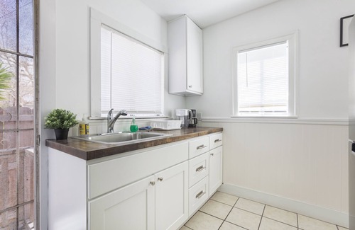 Emeryville Apartment | Updated Sunny Private Studio