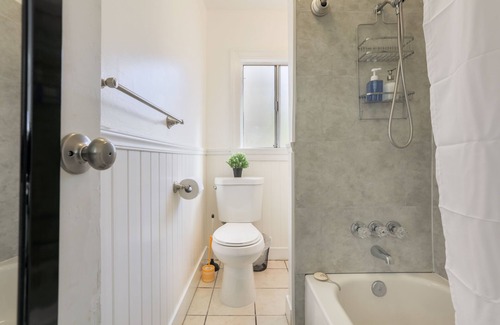 Emeryville Apartment | Updated Sunny Private Studio