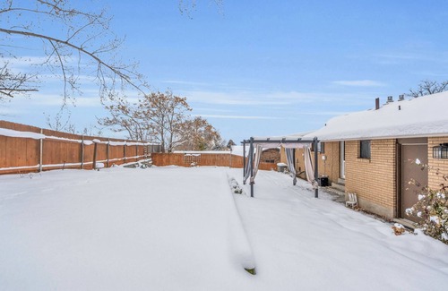 Sandy House | Updated Urban Retreat: Sleeps 9, Free Ski Rental, Near Ski Resorts, Pet Friendly, Spacious Backyard!