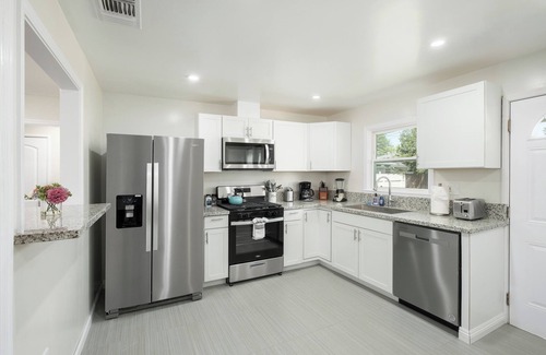 Fresno House | Upgraded 2Bed/1B on Quiet Street w. Easy Access to US99