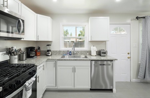 Fresno House | Upgraded 2Bed/1B on Quiet Street w. Easy Access to US99