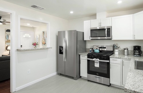 Fresno House | Upgraded 2Bed/1B on Quiet Street w. Easy Access to US99