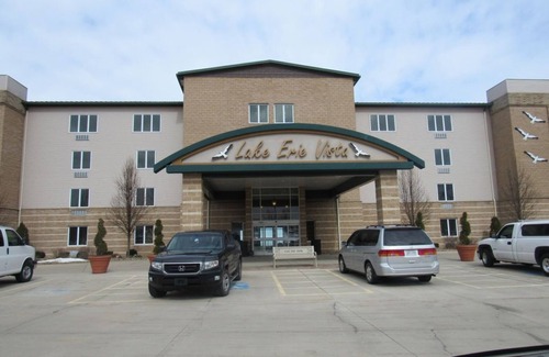 Geneva-on-the-Lake Condo | UPGRADED 2BR/2BA LAKEFRONT CONDO 305 Private Beach/BalconynRent 3/4th free-ask!
