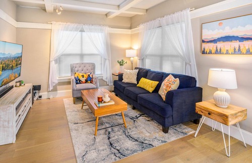 University District House | Upgraded Home with 5BR/4Bath/4 FREE gated parking/EV Charger