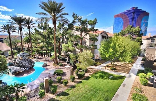 Las Vegas Condo | Upgraded Tropical Oasis! Heated Pool, Spa & Gym, Walk to Strip!