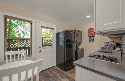 Montgomery Village Apartment | Upgraded Vintage Studio, near downtown SR