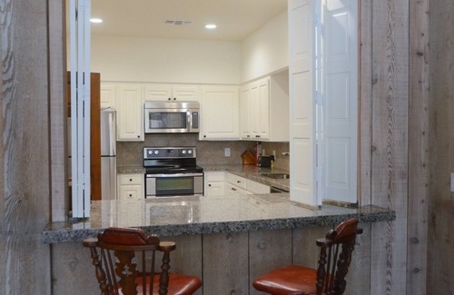 Center Cabin | Upland Hill Lodge - East Texas lake views