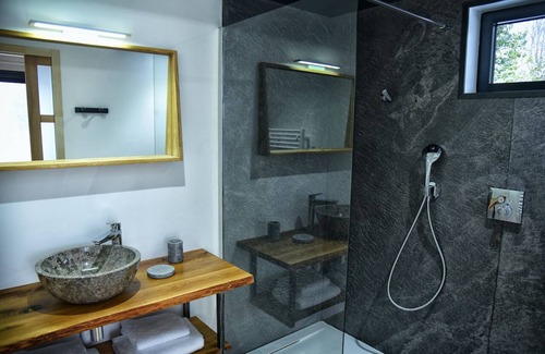 Champs-sur-Tarentaine-Marchal Hotel | Upmarket CABANE-Lodge with PRIVATE SPA near LACS D'AUVERGNE