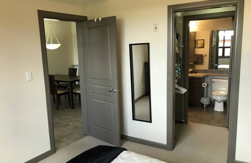 South Pandosy Apartment | Upper Floor w/ Courtyard View 550