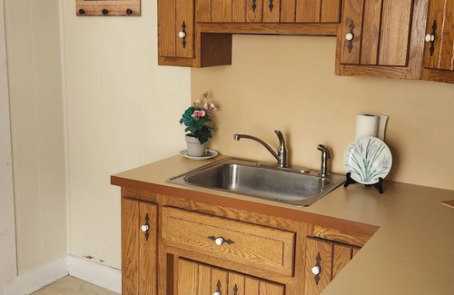 White Mills House | Upper floor of charming 2 story house in central Hawley with WiFi